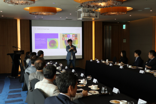 지난 12일 서울 삼성동 인터컨티넨탈 서울 코엑스에서 열린 직접판매공제조합 사장단 간담회에서 이시한 성신여대 겸임교수가 챗GPT가 바꿀 인류의 미래에 대해 강연하고 있다. 직접판매공제조합 제공